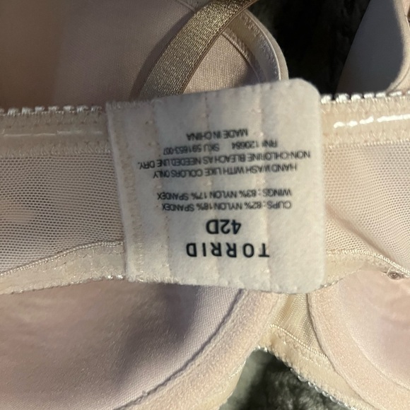 Torrid multi ways strapless bra without original straps 42D - Picture 2 of 3